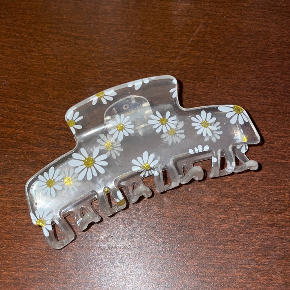 wild fable daisy claw hair clip